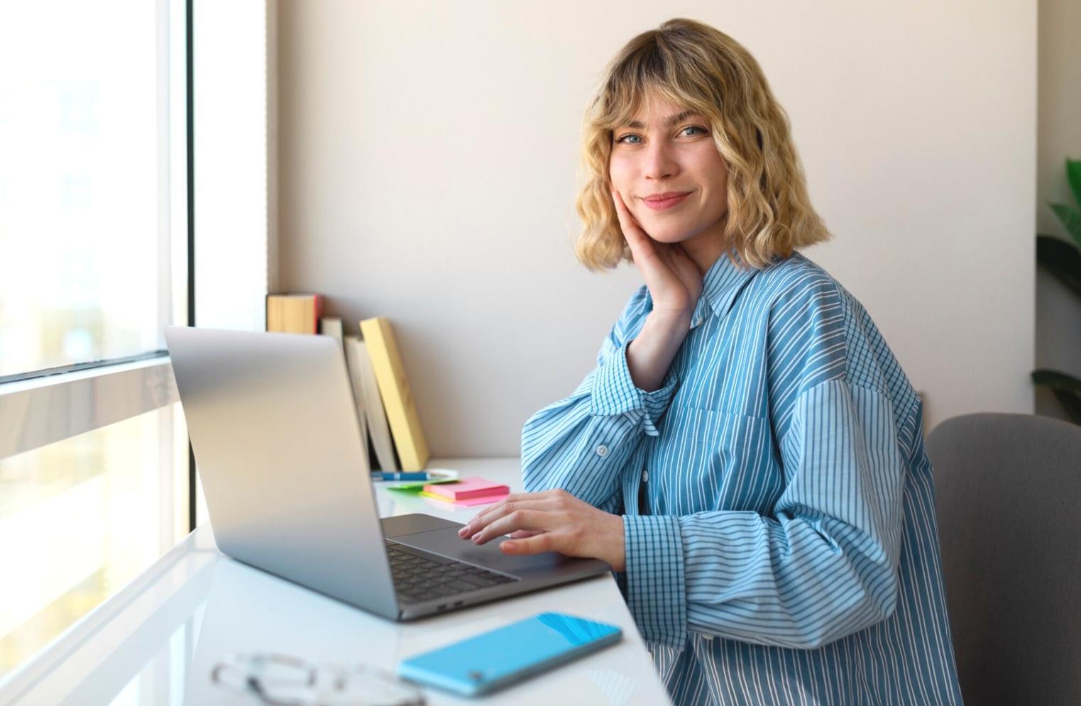 Profesional analizando datos financieros en una sesión de formación